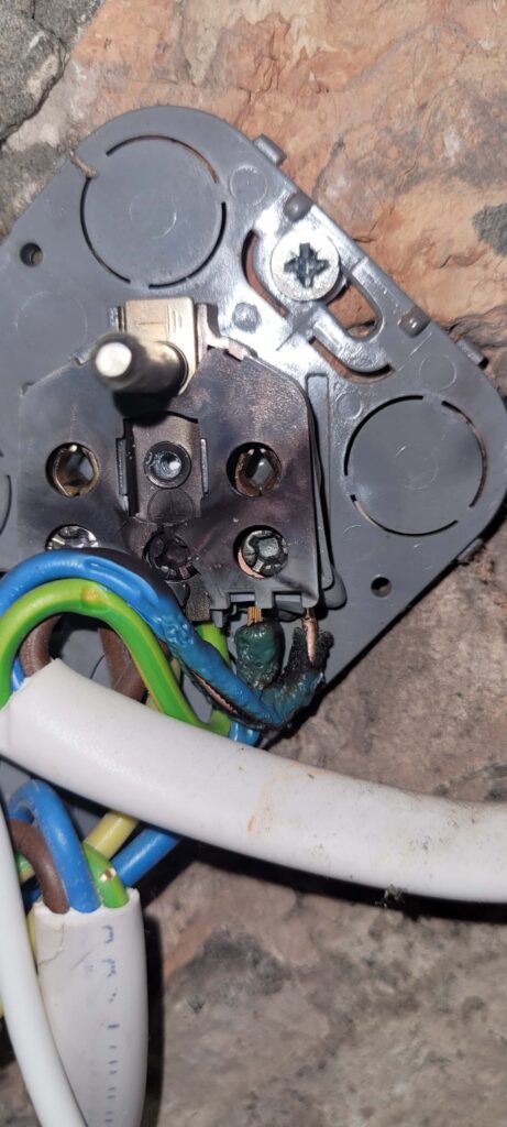 Spalone N w gniazdku elektrycznym