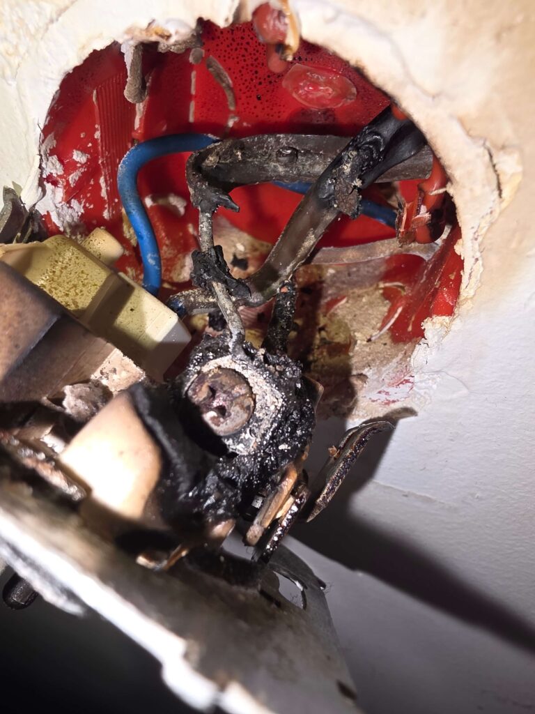 Spalone połączenie neutralne – groźna awaria instalacji elektrycznej