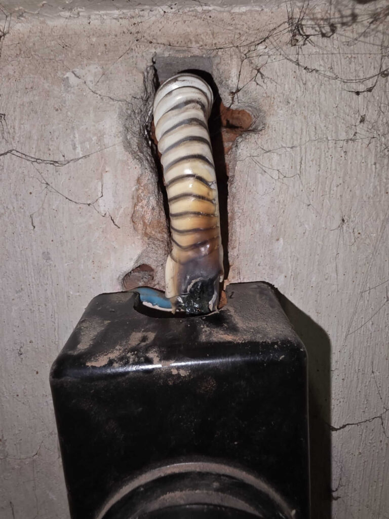 Pożar kabla WLZ w instalacji elektrycznej budynku