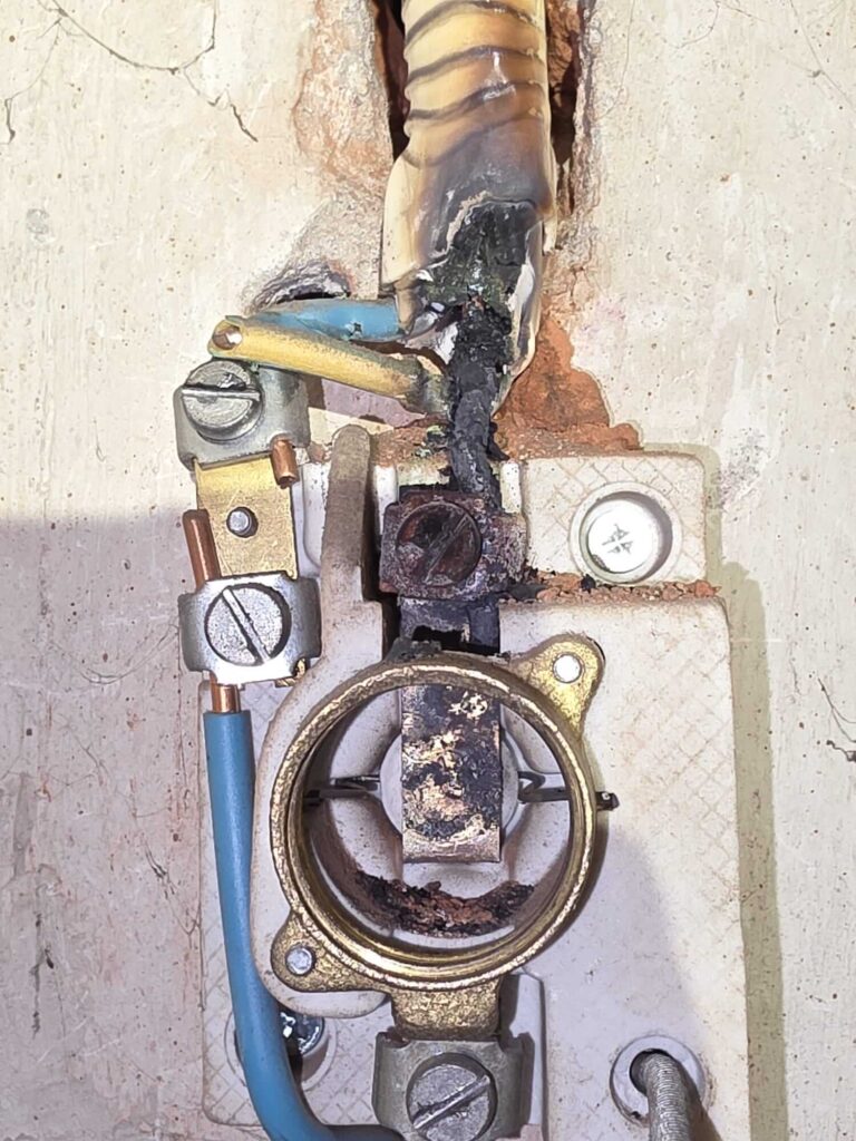 Pożar kabla WLZ w instalacji elektrycznej budynku